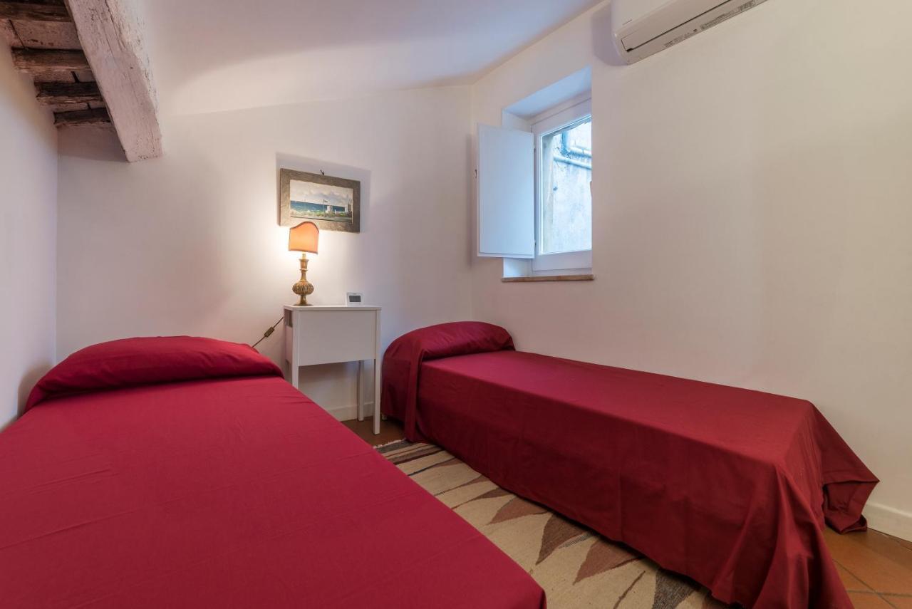 Three Bedrooms In World-famous Via Giulia - Fromhometorome Rom