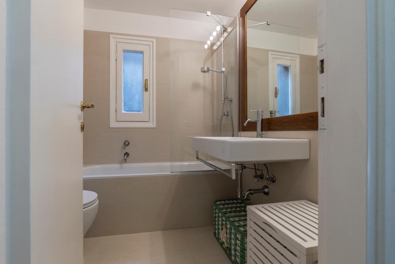 Apartment Three Bedrooms In World-famous Via Giulia - Fromhometorome Rom